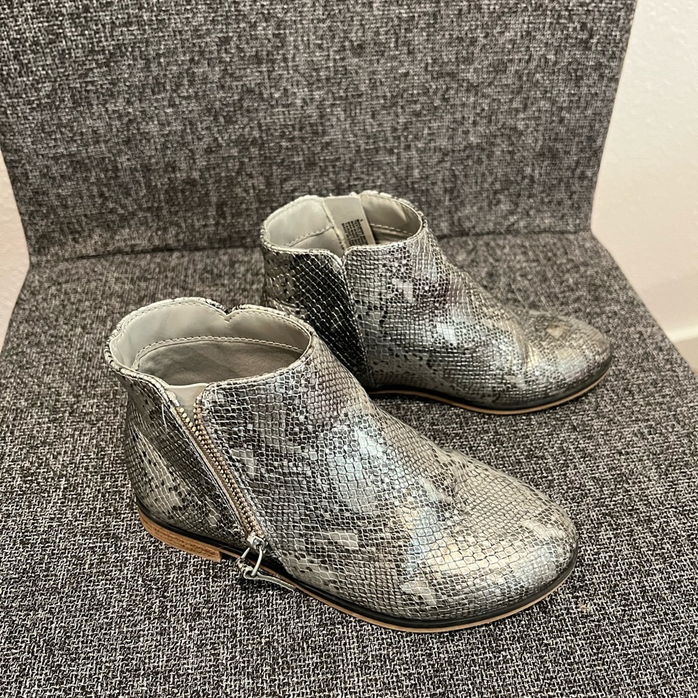 Girls 1 Cat&Jack Silver/Pewter snakeskin booties